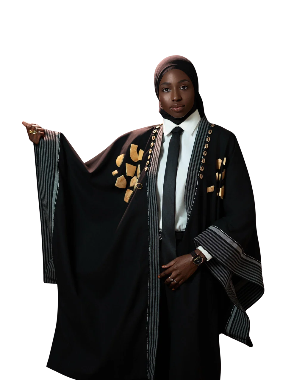 Fa la Slameuse pointant du doigt, en boubou noir brodé d'or
