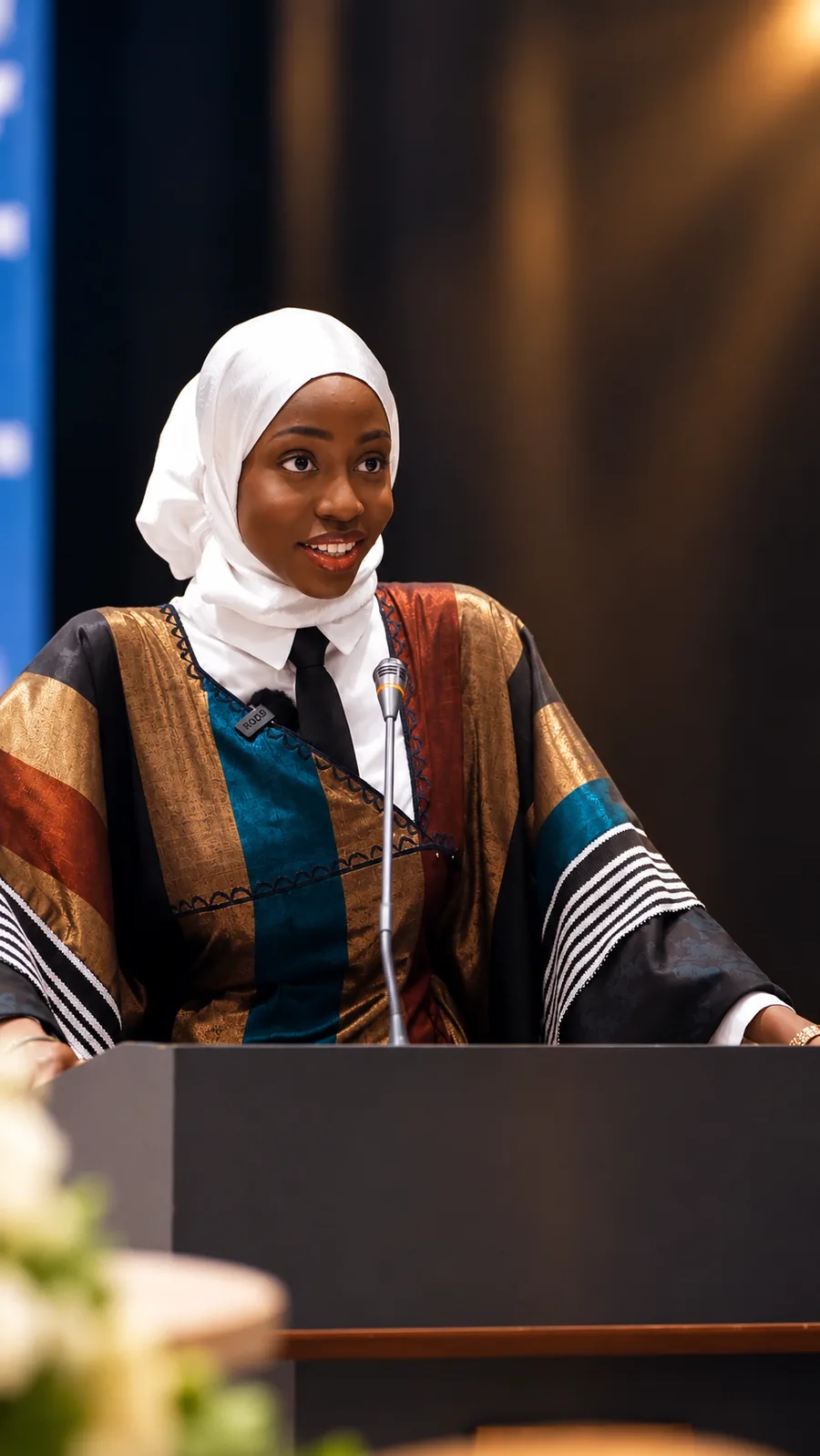 Fa la Slameuse souriante derrière le micro